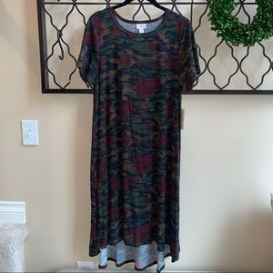 Lularoe Carly 🦄 alert! Camo with roses 🆕 size M